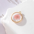 Ciondolo tondo in resina dorata con fiore essiccato rosa e glitter argentati - 13 GH59