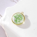 Ciondolo tondo dorato con fiore secco verde e glitter in resina per orecchini fai-da-te - 14 GH59