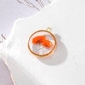 Pendaglio tondo in resina dorata con fiori secchi arancioni e glitter su pietra - 15 GH59
