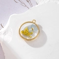 Ciondolo tondo in lega con fiori secchi blu e gialli per la creazione di gioielli fai da te - 17 GH59