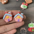 Vue détaillée de pendentifs maison en résine rose pour la création de bijoux DIY créatifs - Maison de Neige Rose