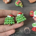 Vue détaillée d'une breloque sapin de Noël avec bonnet rouge pour bijoux DIY - Noël arbre