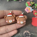 Détail de breloques ours de Noël avec bonnets de Père Noël pour boucles d'oreilles DIY - Ours