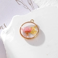 Ciondolo tondo dorato con margherite essiccate rosa e gialle in resina trasparente - 20 GH59