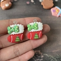Macro d'une breloque botte de Noël en résine avec motif sapin et anneau pour bijoux DIY - Chaussettes