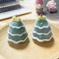 Ciondolo in peluche a forma di albero di Natale verde con motivi bianchi e stella - Albero di Natale con Fiocco