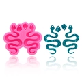 Details der rosa Silikon-Schlangenform für Ohrringe und blauem Glitzer-Harzprodukt - Klein