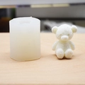 Molde de silicona de oso con modelo de vela de osito sobre superficie de madera - Oso