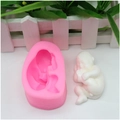Rosa Silikonform Baby für DIY Seife und Gips mit fertiger weißer Babyfigur - Fußbeißendes Baby (73g)