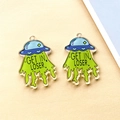 Detailopname van acryl UFO-hangers met kleurrijke Get In Loser tekstgravure erop - Groen Get In Loser