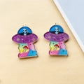 Detailopname van acryl tie-dye UFO en alien bedels met vrolijke paddenstoelen - Regenboog