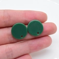 Dettaglio di pendenti rotondi in acrilico verde scuro con fori per orecchini fai da te - Tondo Verde Militare