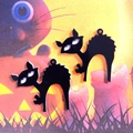 Detail von zwei schwarzen Acryl-Katzenanhängern mit gewölbtem Rücken für Halloween DIY-Schmuck - Katze mit struppigem Fell