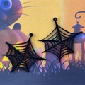 Detailansicht von zwei schwarzen Spinnennetz-Anhängern für Halloween-Schmuck - Spinnennetz