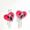 Hartvormige acryl bedel met dalmatiërprint op een levendige roze achtergrond - Rode Hond