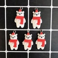 Set van 5 kerst ijsbeer hangers van hars met rode mutsen voor DIY sieraden en accessoires - Beer met Sjaal