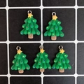 Lot de cinq breloques sapin de Noël en résine verte pour la création de bijoux - Noël arbre