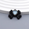 Detalle de colgante de lazo negro con ópalo corazón e incrustación de cristal - Lazo Negro