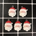Lot de 5 pendentifs Père Noël en résine avec anneaux pour création de bijoux de Noël - Père Noël à barbe bouclée