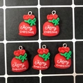 Cinq pendentifs sacs cadeaux de Noël en résine rouge avec nœuds verts et texte blanc - Sac de Noël