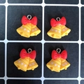 Lot de 4 breloques clochettes de Noël en résine jaune avec nœuds rouges pour bricolage - Cloche