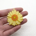 Detail van gele glitter zonnebloem bedeltjes met oranje centra voor DIY-sieraden maken - 3D Geel