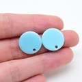 Ciondolo a disco rotondo in acrilico azzurro con foro per creazione di orecchini - Tondo Blu Cielo