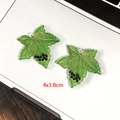Detail van de 4x3,8 cm groene acryl blad hanger met bessen voor DIY sieraden maken - C142 / Blad