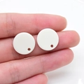Pendaglio circolare in acrilico bianco con foro per creazione gioielli fai-da-te, in mano - Tondo Crema