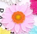 Colgante de margarita de resina con purpurina rosa con pétalos 3D y centro de flor naranja - Rosa 3D