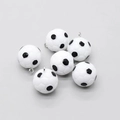 Detailansicht von sechs Mini-3D-Fußball-Anhängern aus Harz mit Metallringen für DIY - 3D-Fußball