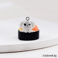 Niedlicher Hunde-Sushi-Anhänger aus Harz mit weißem Fell und orangefarbenem Fischrogen - Sushi Hund Mit Schwarzer Basis