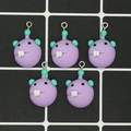 Lot de 5 breloques monstres violets en résine avec cornes turquoise pour bijoux - Petit Monstre Violet