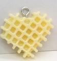 Pendentif gaufre cœur en résine jaune crème avec anneau pour création bijoux DIY - Beige
