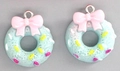 Ciondolo a forma di ciambella blu in resina con fiocco rosa per gioielli fai da te - Donut Blu