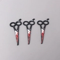 Trois pendentifs ciseaux en acrylique avec taches de sang pour bijoux Halloween DIY - Design de Ciseaux