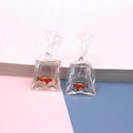 Creatieve goudvis waterzak oorbellen hanger met realistische 3D vis details in hars - Rode Vis Zwarte Ogen