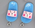 Blauwe hars pantoffel bedeltjes met roze beer bandjes en metalen ringen voor DIY - Blauwe Zool