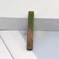 Minimalistische rechthoekige hanger van groene hars en natuurlijk hout voor sieraden - Groene Lange Strip