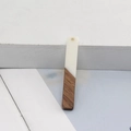 Minimalistische rechthoekige hanger van melkachtige hars en natuurlijk hout voor sieraden - Witte lange kalebas