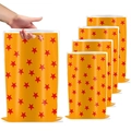 Detail van oranje cadeauzakjes met rode sterren en handvat voor feestelijke decoratie - Cadeautas