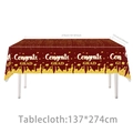 Detail der 137x274cm Abschluss-Tischdecke mit goldener Schrift und Doktorhut-Motiven - Tischdecke - Weinrot Gold Abschluss / 137*274cm