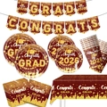 Burgunderrotes und goldenes Party-Set zum Abschluss 2026 mit Banner, Teller und Tischdecke - 6er Pack (Teller+Servietten+Becher+Banner+Tischdecke) / Weinrot Gold Abschluss