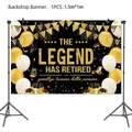Detailansicht des schwarz-goldenen Ruhestand-Banners mit The Legend Has Retired Schrift - Hintergrunddeko