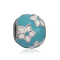 Ciondolo sferico in smalto blu con motivi floreali bianchi e bordi metallici in argento - Perlina Floreale Smalto Blu Bianco (#40)