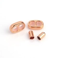 Vue détaillée des perles coulissantes à double trou en or rose et des embouts assortis - Ensemble de 2 boucles et 2 bouchons d'extrémité / Or rose