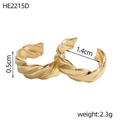 Dettaglio macro dell'orecchino a clip dorato ritorto con diametro 1,4cm e larghezza 0,5cm - Stile Texture Intrecciata (HE2215D)