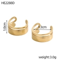 Dettaglio di orecchini a clip dorati a più strati con dimensioni 1,0 cm per 1,3 cm - Linee Caverne Multistrato (HE2288D)
