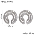 Dettaglio orecchini a C in metallo argentato con texture liquida ondulata, 3,0 cm - Stile Metallo Liquido Argento (HE43370A0W0)
