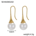 Detailansicht langer Gold-Perlenohrringe mit glänzenden weißen Perlen von 1,0 cm - Titanstahl mit Kunstperle 3